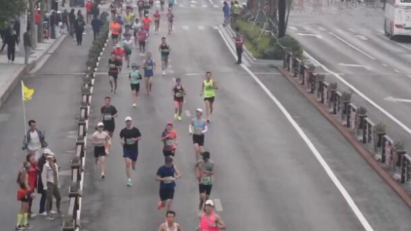视频｜上海苏州河半程马拉松赛鸣枪