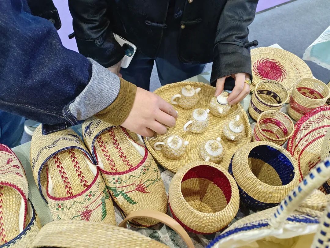 亮相市级展会,徐行草编凭实力“圈粉”_上海嘉定_新民网
