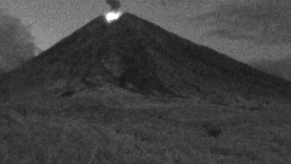 印尼两座火山先后喷发