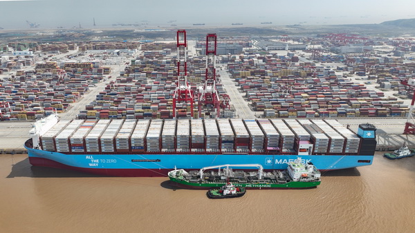 国内首单船对船加注保税绿色甲醇燃料作业在上海港落地