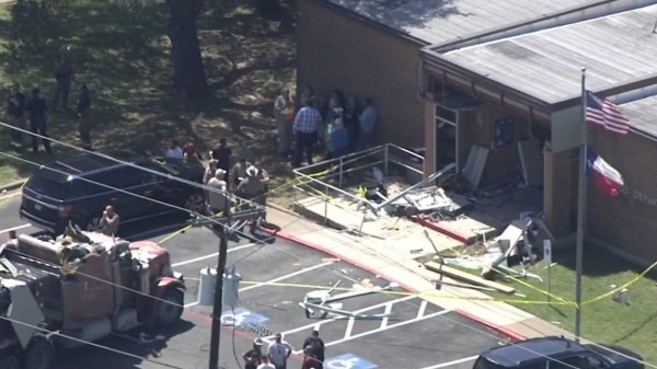 美国得州公共安全部办公楼遭车辆冲撞 致1死13伤
