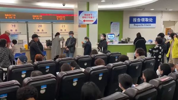 上海一三甲医院摆放共享按摩椅，共170个！网友：占用空间，还有隐患，有必要吗？