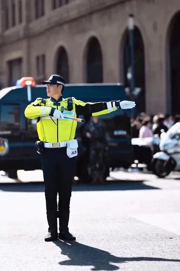 上海最帅交警图片