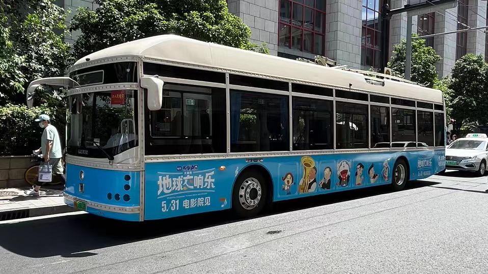 偶遇传说中的哆啦A梦主题公交车