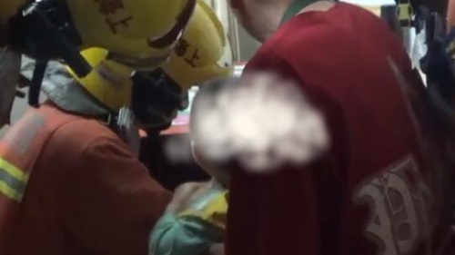 视频 | 2岁男童右脚被卡桌子缝隙 消防员仅用15秒成功施救
