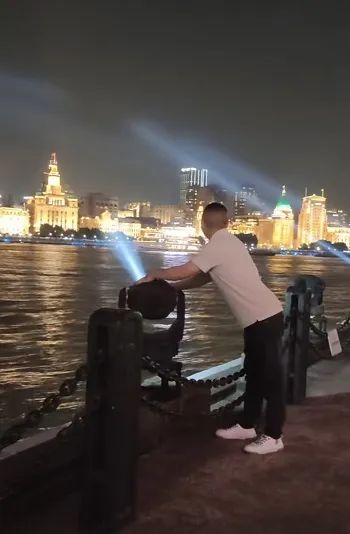 又一“显眼包”！男子私自转动浦东滨江景观聚光灯
！理由让人发笑
，这是入戏太深？