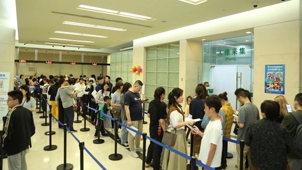 出境游持续火爆：出入境办证加开夜场，日本商场退税登记处排长队