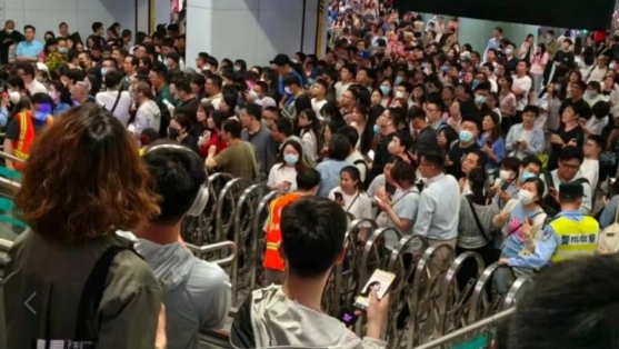 早高峰1号线乘客背包被夹，车门紧急拉手激活，限速运行