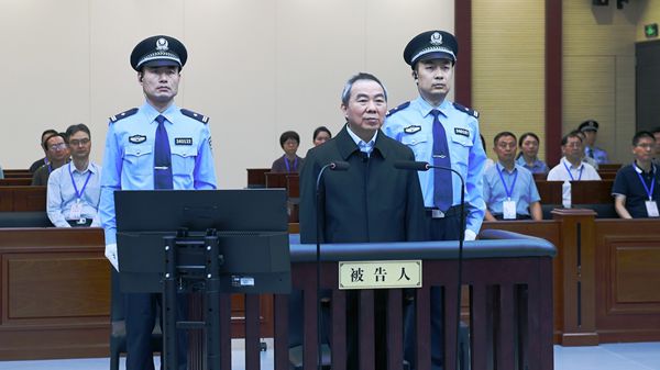 上海市人大常委会原主任董云虎受贿案一审开庭