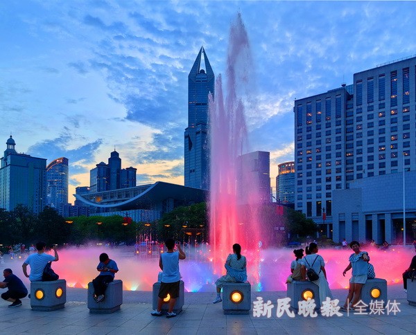 人民广场喷泉享清凉_新民印象_新民网