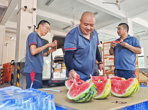 夏日炎炎，快递站点为小哥送清凉