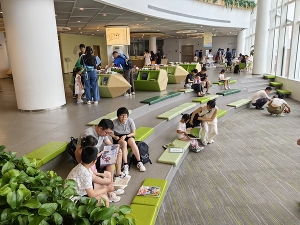 暑期图书馆人气旺  成为青少年阅读新空间