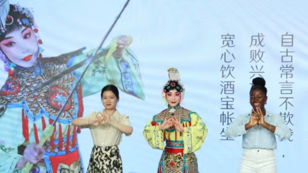 学医术也学艺术，上海交大医学院中法师生走入“京剧体验班”