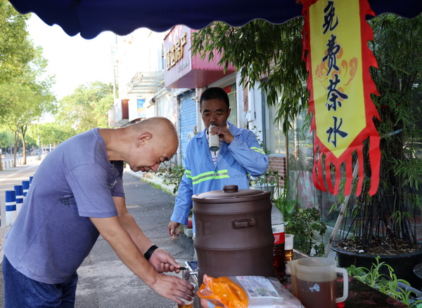 酷暑中坚守13年，金山街头的“爱心凉茶摊”“如约”出摊