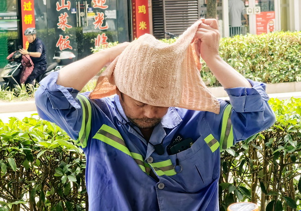 “桑拿天”里的户外劳动者  向你们致敬！