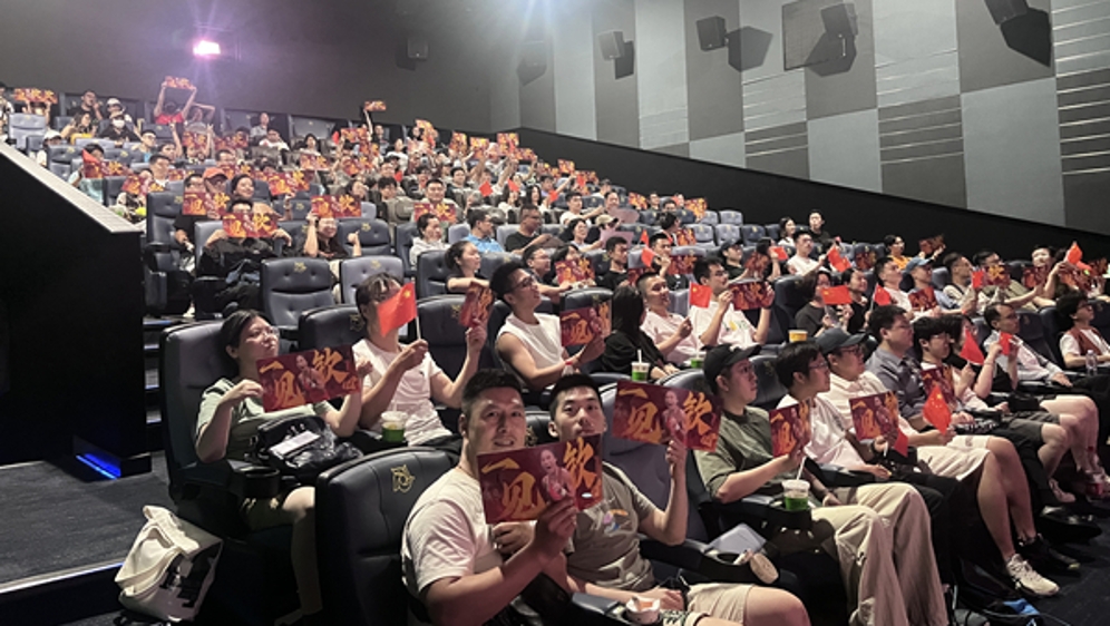 奥运·特稿丨以五星红旗和网球的名义，相约在电影院助力郑钦文