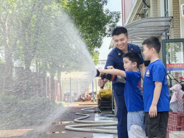 暑期探秘消防站，崇明区各消防救援站内“更热了”