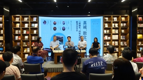 《赵丽宏：闪烁在旷野里的微光》最新出版，在这里看到散文的灵魂