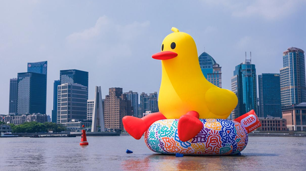 黄浦江上突然多了只巨型鸭子？上海�
！又是上海！