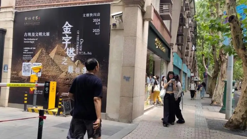 淮海路又开始大排“长龙”，有人一大早赶来，就为了买...