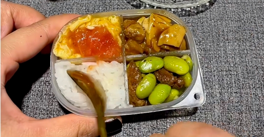“迷你饭盒”成为这届年轻人新宠！网友：饭前吃还是饭后吃？