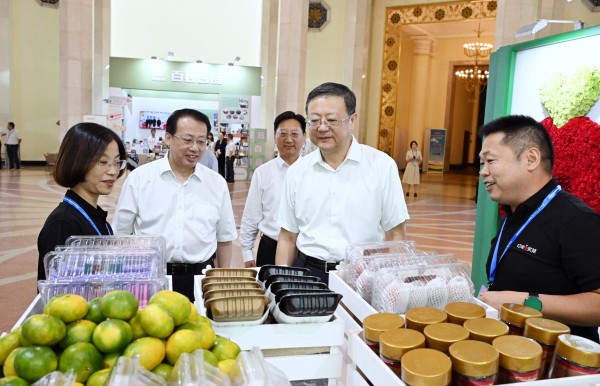 上海市对口区域特征产品展销会开幕，陈吉宁龚正现场看产品听主张提要求