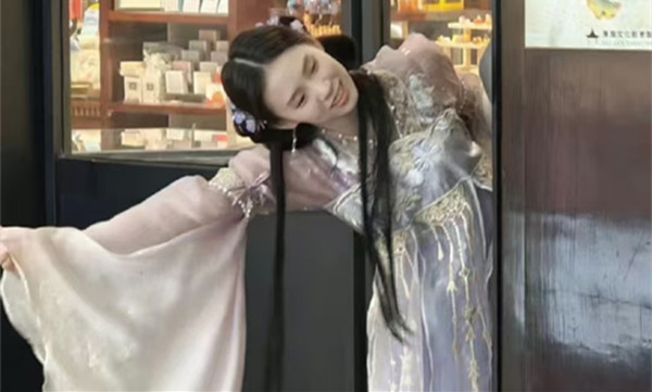 惊艳！陈芋汐穿汉服现身上海豫园！当奥运冠军脱下运动服，你还认得出他们伐？ 