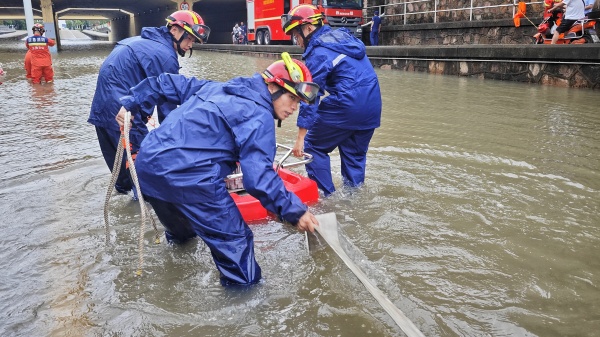 台风“普拉桑”带来暴雨 上海部分区域积水严重 消防等部门积极抢排