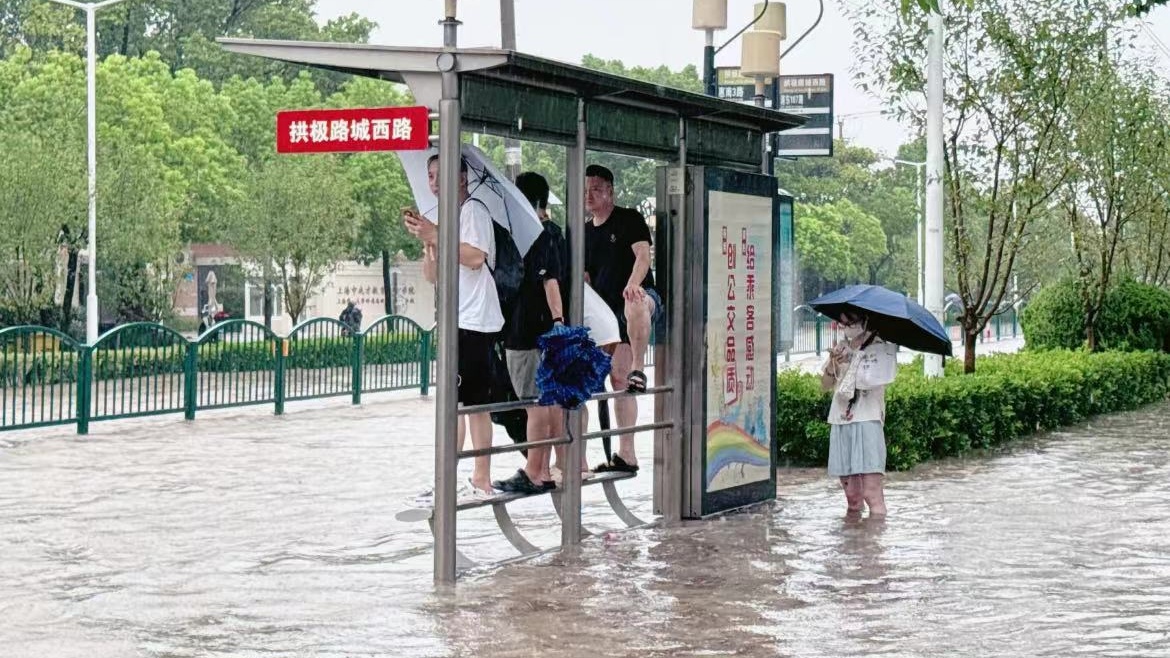 史上首次！4天之内2个台风登陆魔都！风大雨大打工人火大：普拉桑拎不清！上海全力排涝！