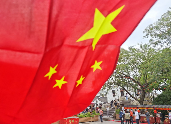 国旗招展迎国庆 古镇里的最美“中国红”