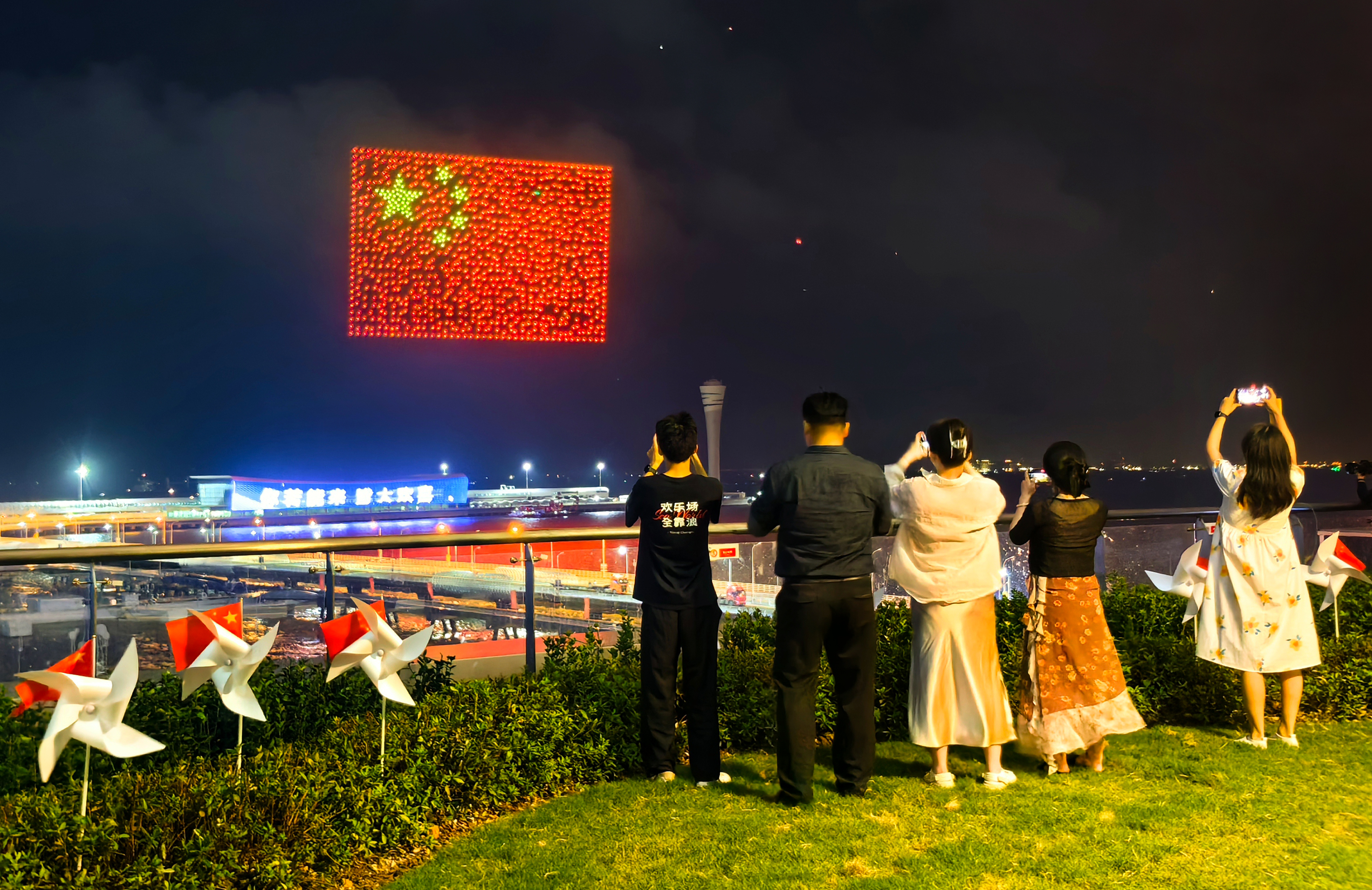 祝福祖国 无人机表演烟花秀点亮宝山滨江夜空