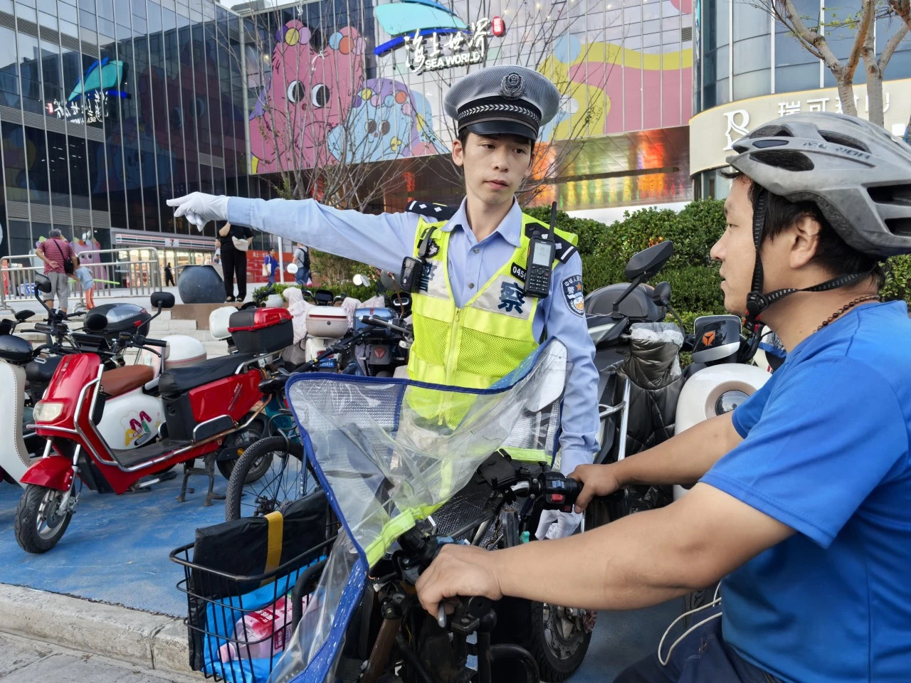 应对上海邮轮文化旅游节期间大客流高峰，宝山警方全力做好各项活动赛事安全保障工作