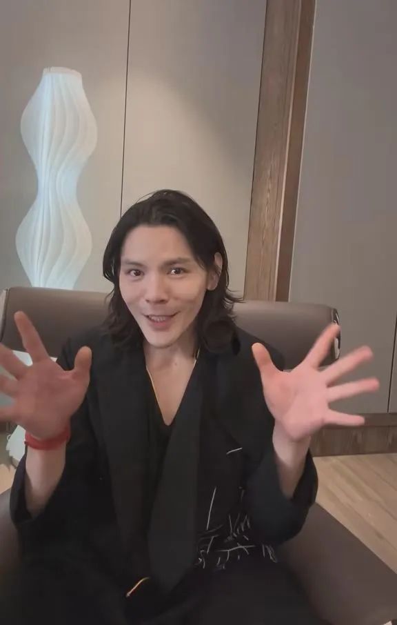 “向左,向右,向中”,这个动作突然爆火!向佐回应鼻梁动作出圈!_潮事_新民网
