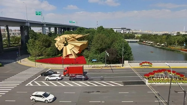 进博会毗邻地新虹街道，水清岸绿鲜花盛开