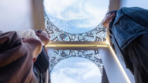 在浦东美术馆体验徐冰作品入驻的“太空超级电梯”