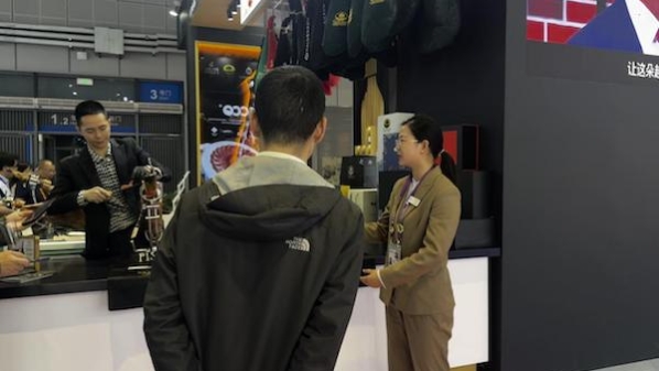 百余名专业志愿者进博会正式上岗