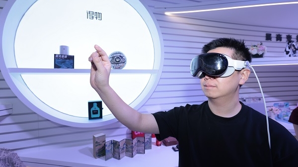 进博会上7万款手表云试戴，全球品牌在得物App“圈粉”年轻消费者