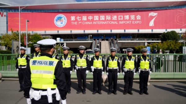 进博会上的增援“导航员”，护航交通平稳有序