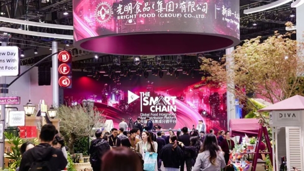 漫步欧洲小镇街景，在“花香、果香、食物香”中感受国际美食的“烟火气”