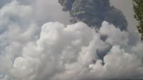 印尼勒沃托比火山喷发 火山灰柱达6000米