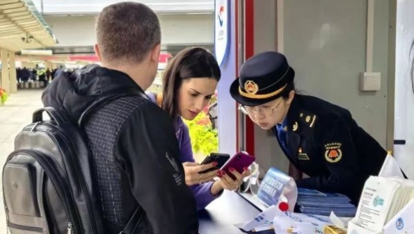 闵行城管首次在进博场外设党员先锋岗，16名会说英语的城管化身编外“小叶子”