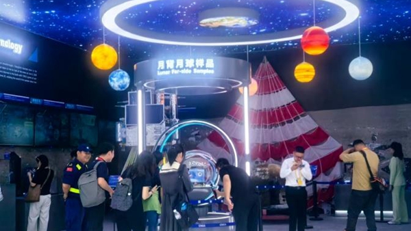 来自月球上月壳最薄的地方 月背月壤现身中国航展！