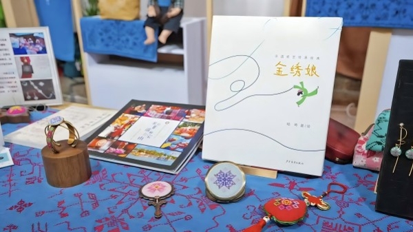 戴兜头巾的罗泾新媳妇捧读《金绣娘》 吸引全国乡村艺术展览季观众