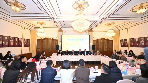 巴金说“做一个真诚的人” 青年作家相聚谈文学的未来