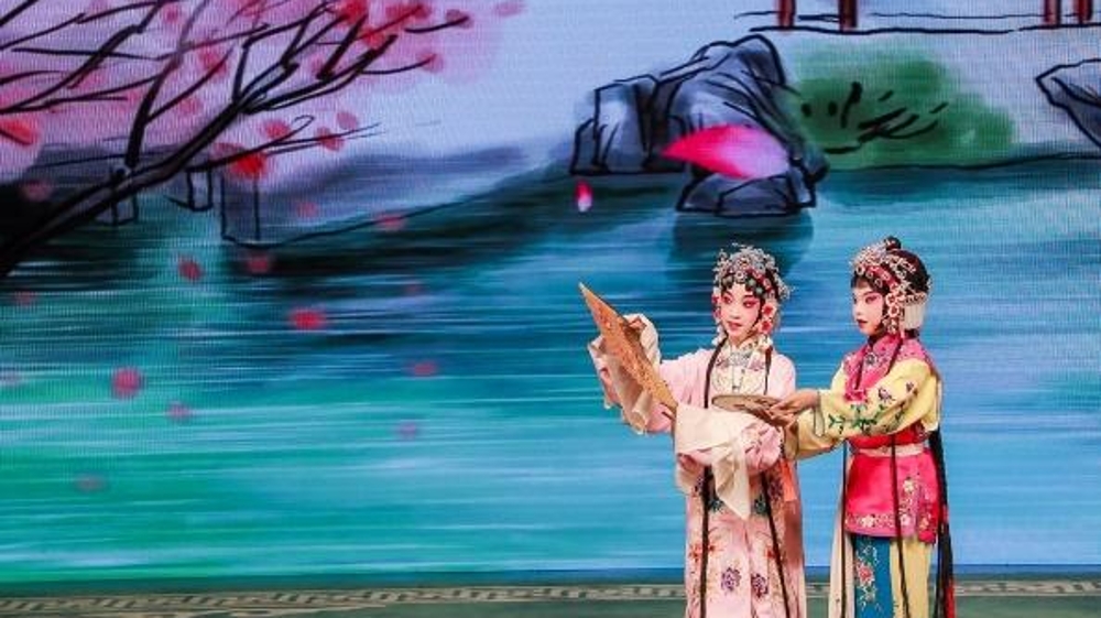 燕京新语丨金山小戏娃走上大舞台，梨园“小梅花”“小白玉兰”绽放清华校园