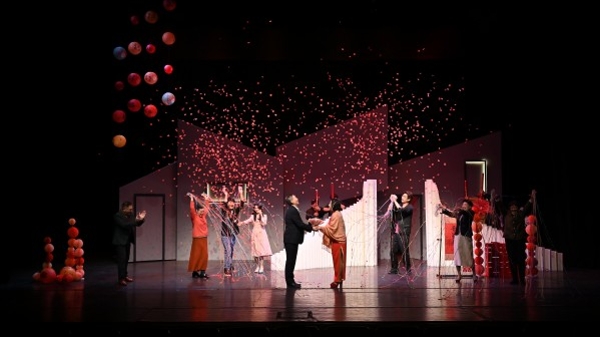 大型原创话剧《红霞似绮》吸引年轻人讨论家庭伦理问题