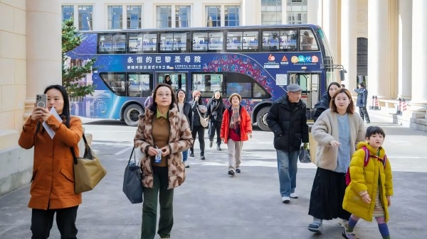 一辆开往“永恒的巴黎圣母院VR之旅”的巴士启动了