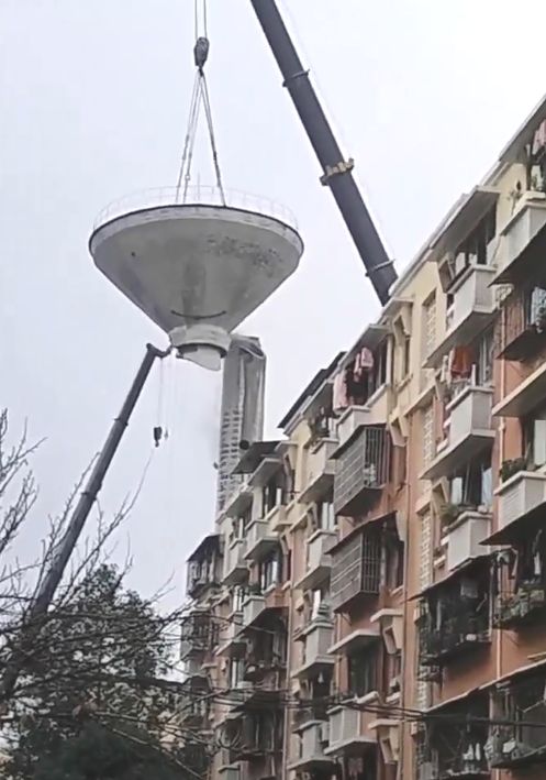 痛心！一小区拆除水塔时，吊车吊臂突然断裂！当地通报：1人遇难
