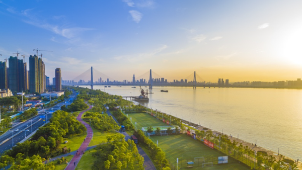 【人民城市·温情中国】民生为大 “英雄城市”的幸福底色