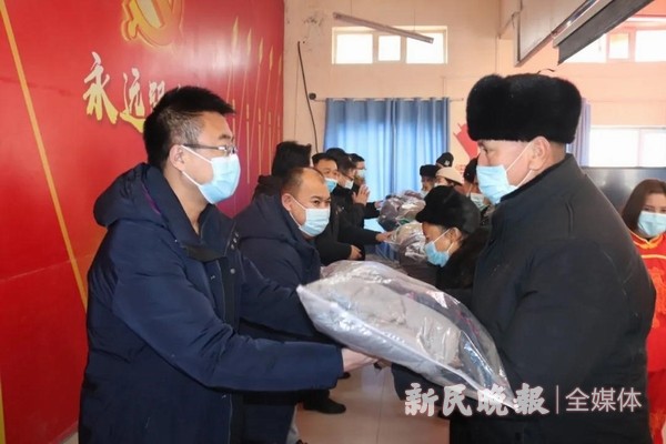 上海援疆医生到莎车县帮扶村开展爱心捐赠和主题义诊活动